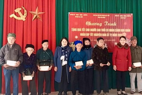 Hội Người cao tuổi tỉnh tặng 50 suất quà cho người cao tuổi tại huyện Hạ Lang