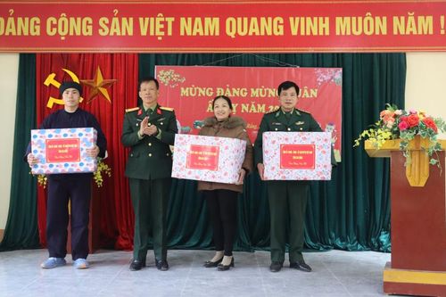Đoàn công tác của tỉnh thăm, chúc Tết, tặng quà tại huyện Trùng Khánh