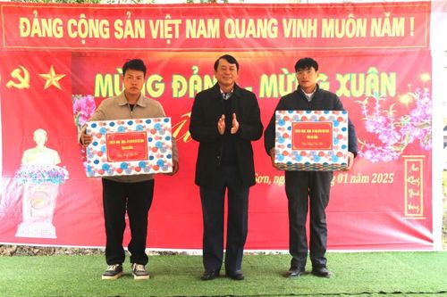 Chủ tịch UBND tỉnh Hoàng Xuân Ánh thăm, chúc Tết tại huyện Trùng Khánh