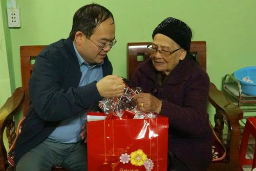 Bí thư Tỉnh ủy Quản Minh Cường thăm, tặng quà Tết gia đình chính sách trên địa bàn Thành phố.