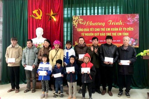 Tặng 40 suất quà Tết cho người khuyết tật, trẻ em có hoàn cảnh khó khăn huyện Hòa An