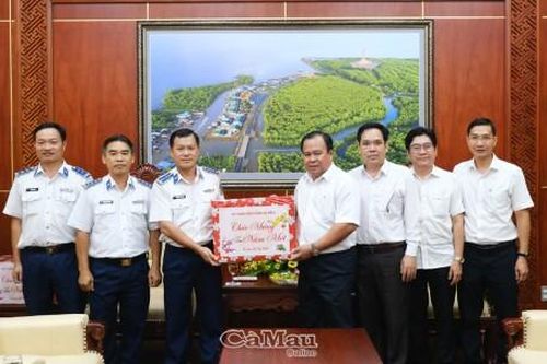 Bộ Tư lệnh Vùng Cảnh sát biển 4 thăm, chúc Tết tỉnh Cà Mau
