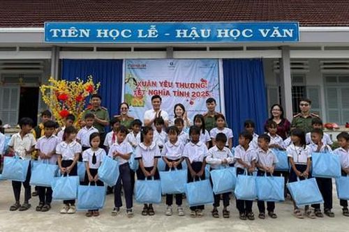 Tặng quà tại Bộ Tư lệnh Vùng IV Hải quân và đồng bào các huyện miền núi Khánh Hòa