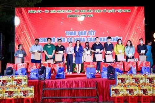 Phường Tân Phú, Quận 7: Trao kinh phí sửa nhà và 150 phần quà Tết cho người dân