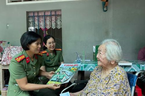 Ban Chuyên đề Công an TPHCM thăm, chúc Tết Mẹ Việt Nam Anh hùng tại Bến Tre