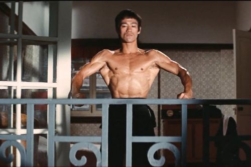 Lý Tiểu Long tập luyện với dòng điện khiến đồng nghiệp sợ hãi