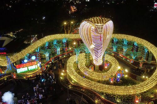 Ngắm hổ mang chúa dài 135m ôm đá quý, linh vật xuân Ất Tỵ 2025 của Phú Yên