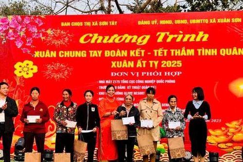 Sơn Tây: Ấm áp chương trình 'Xuân chung tay đoàn kết - Tết thắm tình quân dân'