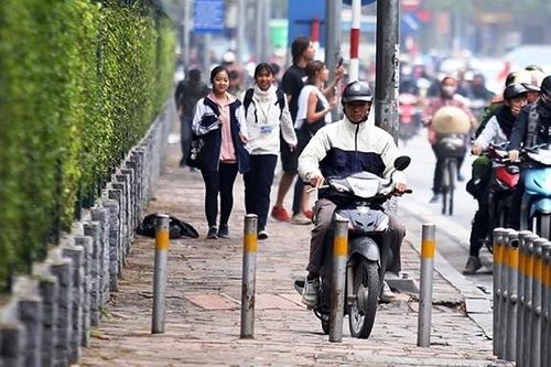 Đây là trường hợp duy nhất đi xe máy trên vỉa hè mà không bị phạt