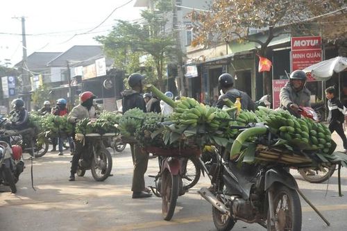 Phiên chợ đặc biệt ở vùng biên bán duy nhất một loại quả thơm ngọt