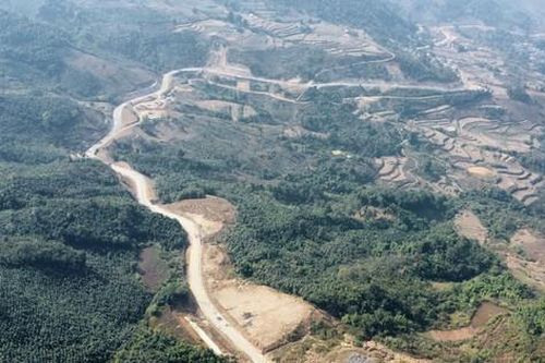 Ngắm tuyến đường băng qua nhiều đồi núi ở Bắc Kạn sắp thông xe