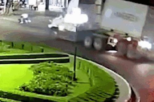 Thót tim cảnh xe container rơi thùng giữa đường khi đi qua vòng xuyến