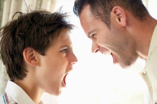 7 hành vi của cha mẹ vô tình gieo 'mầm ác' cho con