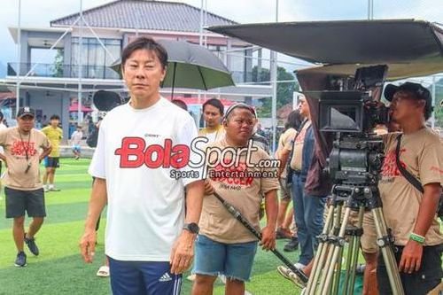 Bị sa thải, ông Shin Tae-yong vẫn ở lại Indonesia để... đóng phim