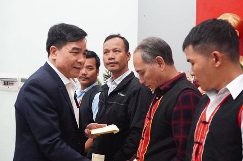Chủ tịch tỉnh Quảng Nam thăm và chúc Tết già làng, người uy tín