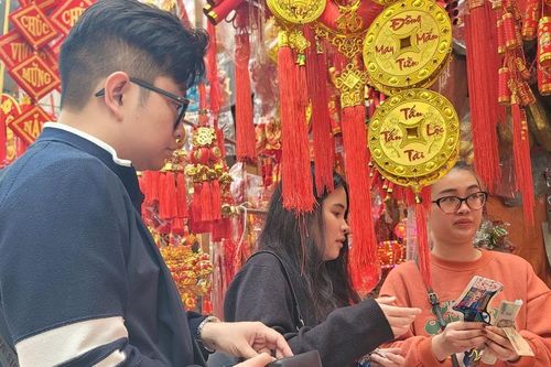 Phố Hàng Mã rực rỡ sắc Xuân, nhộn nhịp người tham quan, mua sắm Tết
