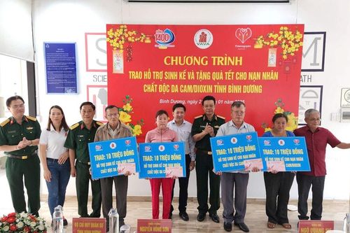 Trao vốn sinh kế và quà Tết cho nạn nhân chất độc Da cam/Dioxin