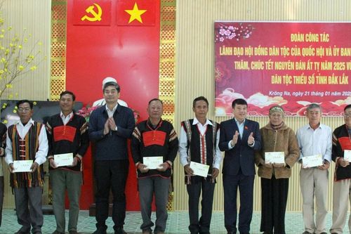 Đoàn công tác Hội đồng dân tộc của Quốc hội thăm, tặng quà chiến sĩ, đồng bào vùng biên