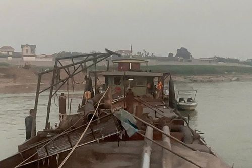 Cục CSGT mật phục bắt nhiều tàu hút cát trái phép