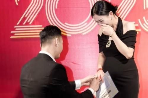 Chàng trai cầu hôn bạn gái trên sân khấu tiệc tất niên công ty
