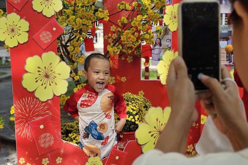 Bệnh nhi ở TP.HCM xúng xính áo quần chụp ảnh đường hoa