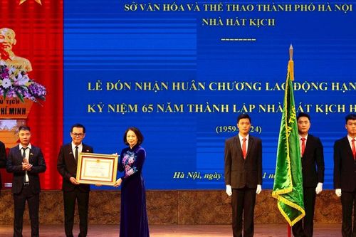 Nhà hát Kịch Hà Nội đón nhận Huân chương Lao động hạng Nhì