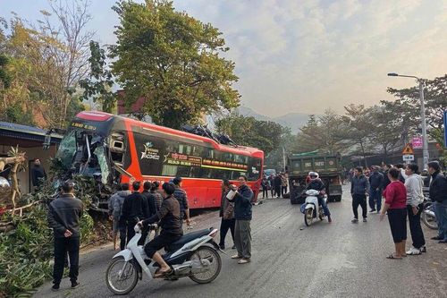 Tai nạn giao thông mới nhất 21/1/2025: tai nạn liên hoàn khiến xe khách biến dạng