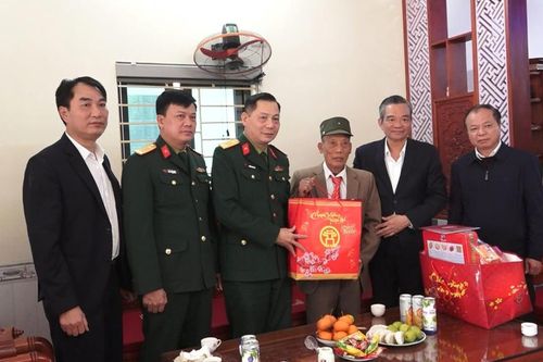 'Tết nhân ái' đến với các gia đình có hoàn cảnh khó khăn huyện Ba Vì