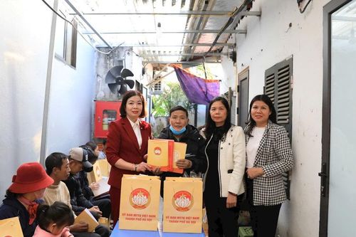 Hà Nội: Lãnh đạo MTTQ Thành phố trao quà tặng bệnh nhân chạy thận