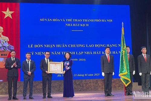 Nhà hát Kịch Hà Nội kỷ niệm 65 năm thành lập và đón nhận Huân chương Lao động Hạng Nhì