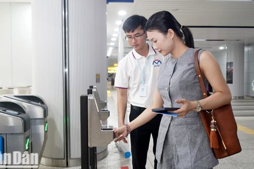 Toàn cảnh ngày Metro số 1 thu phí
