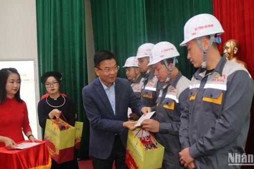 Phó Thủ tướng Lê Thành Long tặng quà Tết tại tỉnh Cao Bằng
