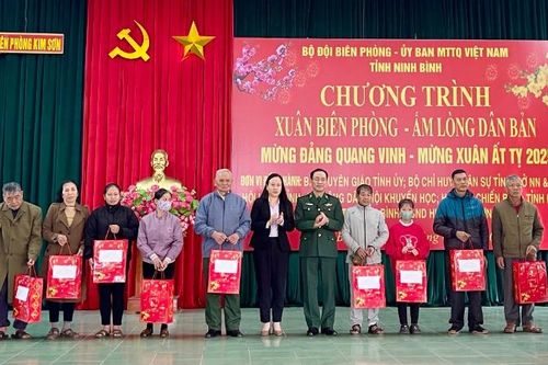 Ấm áp chương trình 'Xuân Biên phòng - Ấm lòng dân bản' tại Ninh Bình