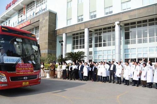 Bữa cơm Tất niên và những chuyến xe yêu thương dành cho bệnh nhân ung thư