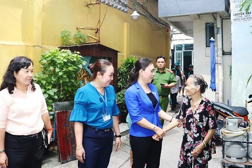 Gắn bó nghĩa tình với nhân dân