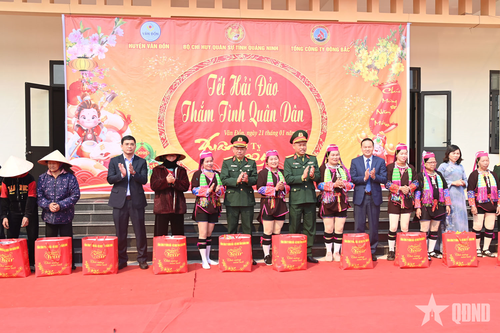 Chương trình 'Tết hải đảo - Thắm tình quân dân' tại huyện Vân Đồn