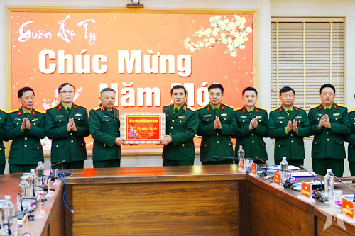 Thượng tướng Lê Quang Minh thăm hỏi, chúc Tết các đơn vị trong Tổng cục Chính trị