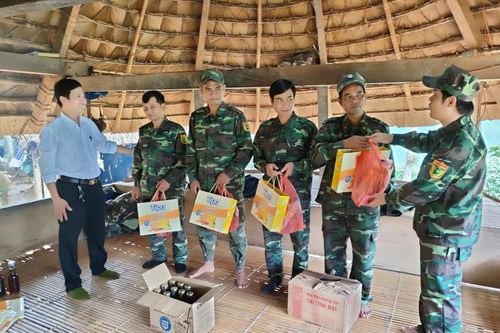 Xuyên Tết bảo vệ rừng xanh