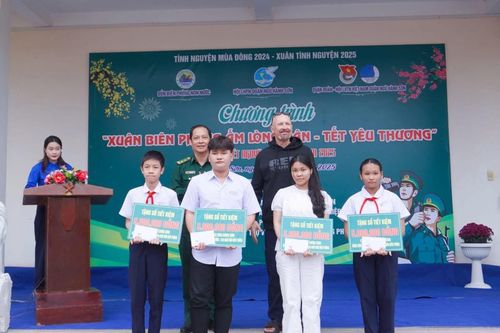 Trao sổ tiết kiệm, quà Tết cho học sinh có hoàn cảnh khó khăn