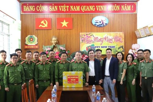 Thượng tá Nguyễn Hữu Đức, Phó Giám đốc Công an tỉnh chúc Tết công an các xã, thị trấn trên địa bàn huyện Cư Jút