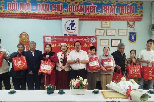 Hội Doanh nghiệp quận Thanh Khê trao quà Tết cho người nghèo