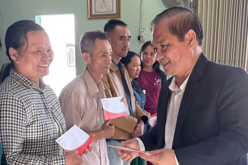 Công an TP Đà Nẵng trao quà hỗ trợ bà con khó khăn tại Điện Bàn