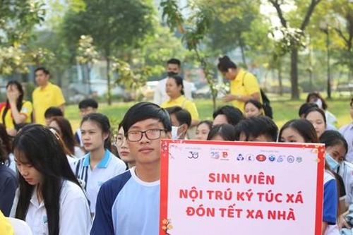 ĐHQG TP. HCM tặng vé xe cho 182 sinh viên về quê đón Tết