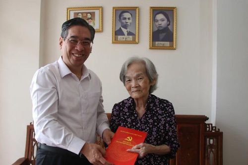 Đồng chí Nguyễn Phước Lộc thăm, chúc tết gia đình cố Tổng Bí thư Lê Hồng Phong