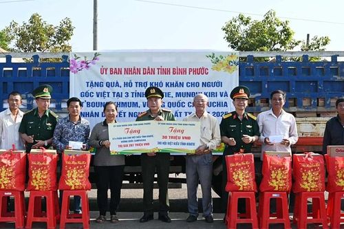 Lãnh đạo tỉnh Bình Phước tặng 1.120 phần quà cho kiều bào tại Campuchia