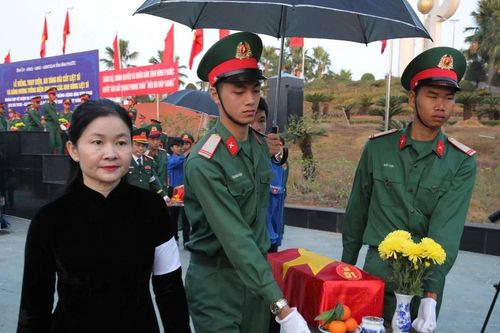 Bình Phước: Truy điệu, an táng hài cốt liệt sĩ Quân tình nguyện Việt Nam hy sinh ở Campuchia