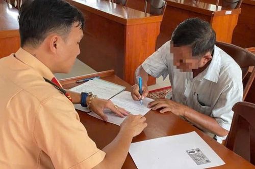Phạt 4 triệu đồng người đàn ông tự ý điều chỉnh đèn tín hiệu