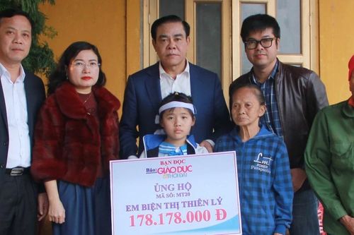 Trao hơn 178 triệu đồng đến học sinh lớp 3 mồ côi mẹ, bố mất ngày cận Tết