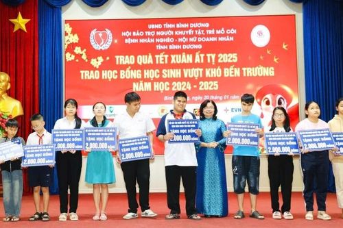 Bình Dương trao quà Tết cho người nghèo, học sinh vượt khó