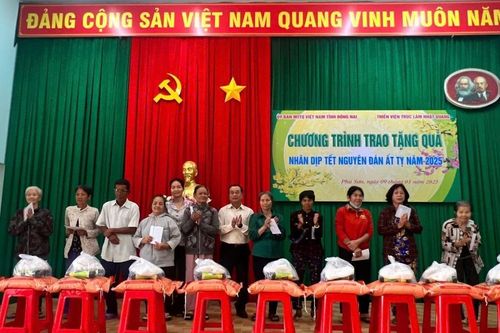 Tặng hàng nghìn phần quà cho gia đình chính sách, HS-SV có hoàn cảnh khó khăn